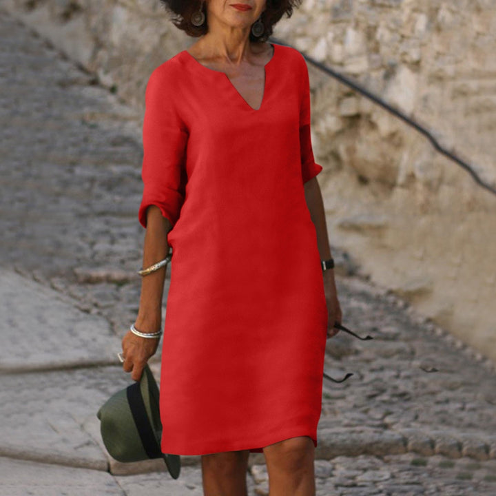 Elegante dames zomerjurk met V-hals, perfect voor casual of chique gelegenheden.