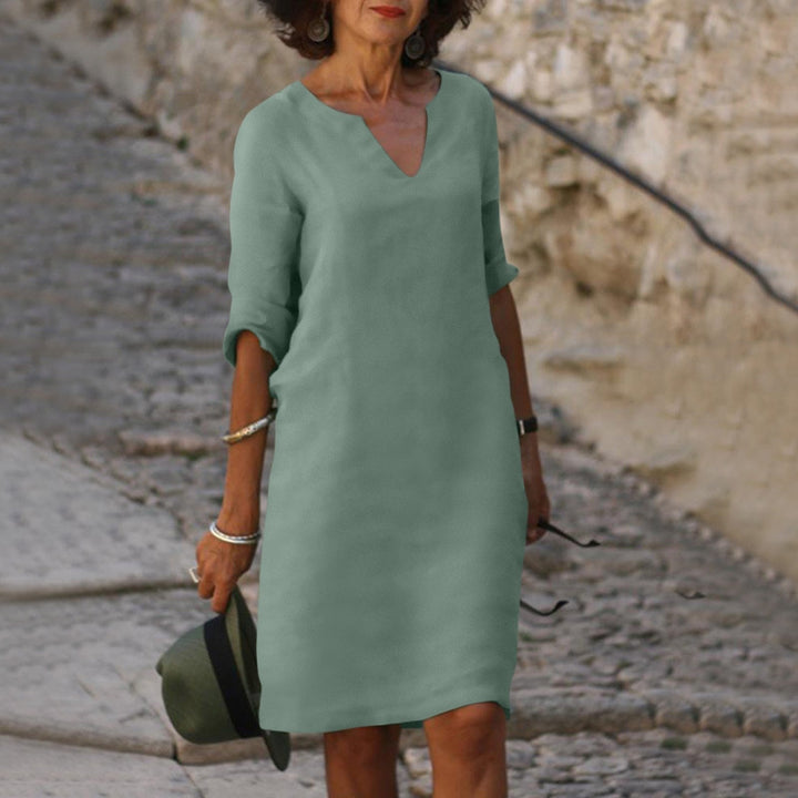 Klassieke dames zomerjurk met V-hals, comfortabel en elegant voor elke gelegenheid.