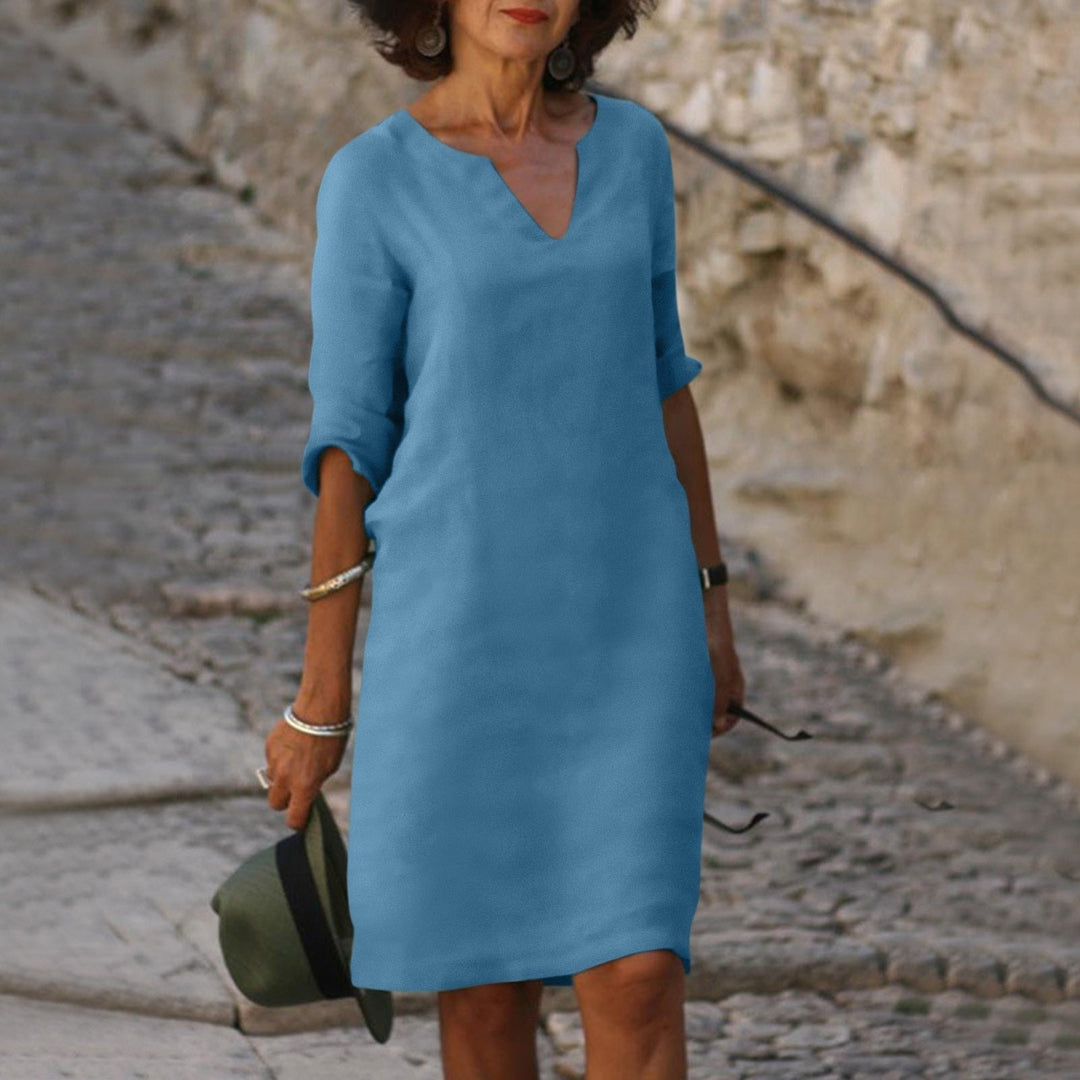 Comfortabele dames zomerjurk met V-hals, perfect als strandjurk of casual outfit.