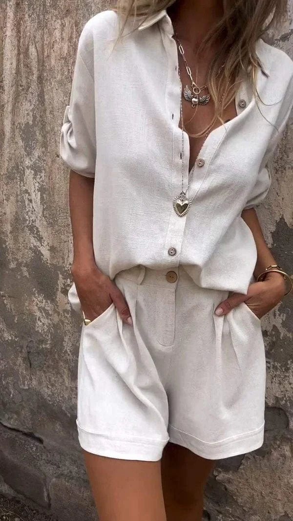 Modieuze casual zomerset voor dames, bestaande uit een relaxte blouse en comfortabele shorts.