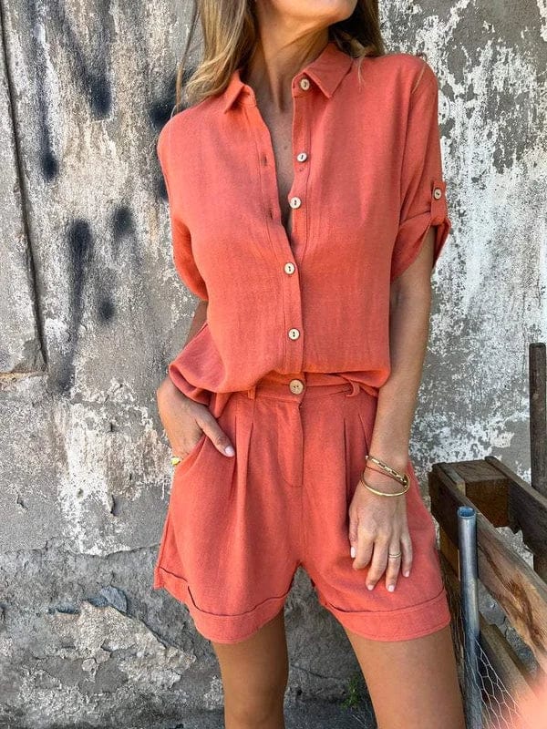 Luchtige dames zomerset met elegante blouse en zachte shorts. Perfecte modieuze tweedelige outfit.