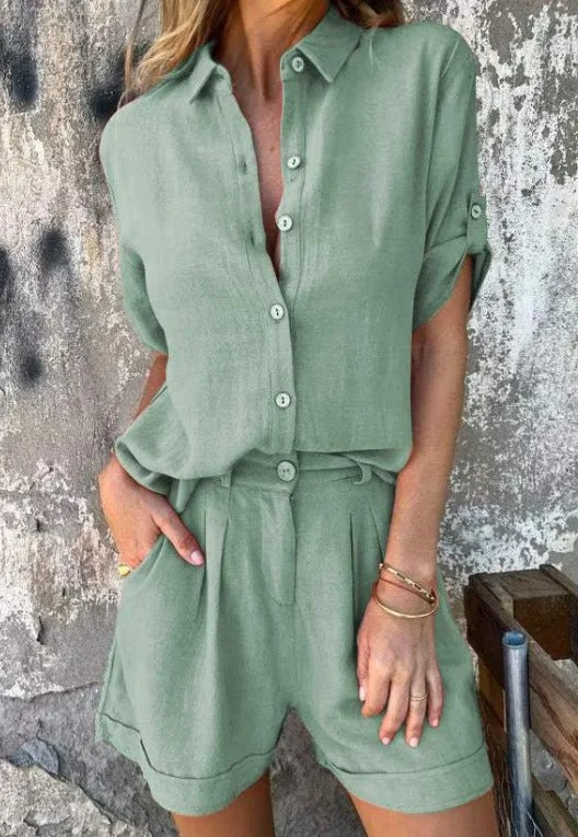 Vrouwelijke zomerset: modieuze blouse en shorts met knopen, perfect voor een relaxte en stijlvolle look.