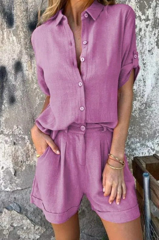 Dames zomerset: tweedelige outfit met elegante blouse en comfortabele shorts. Modieus en casual voor elke gelegenheid.