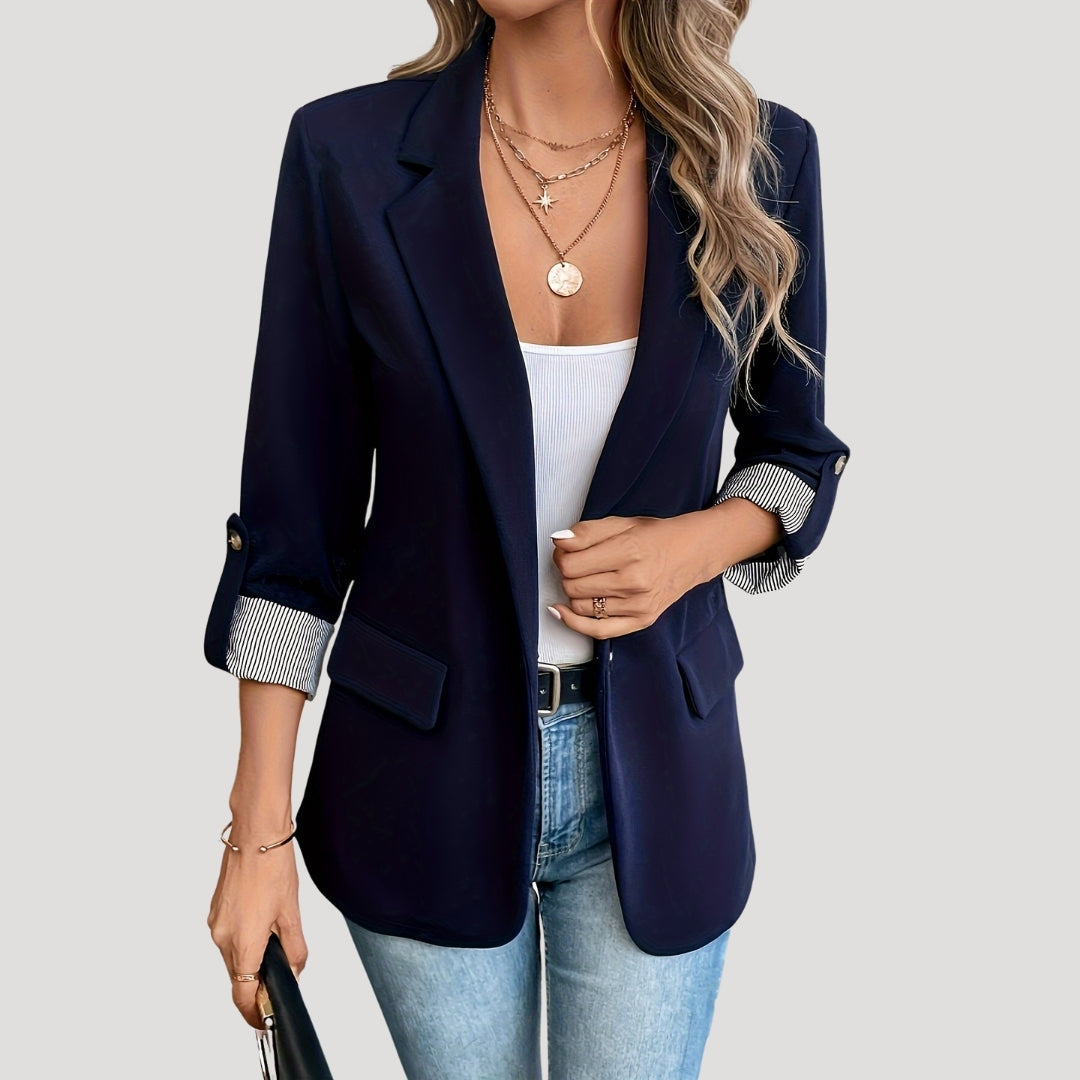 Getailleerde damesblazer toont elegante pasvorm aan de achterzijde, veelzijdig voor zakelijke en casual outfits.