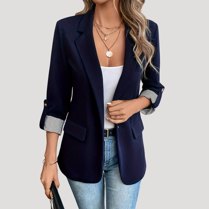 Getailleerde damesblazer toont elegante pasvorm aan de achterzijde, veelzijdig voor zakelijke en casual outfits.