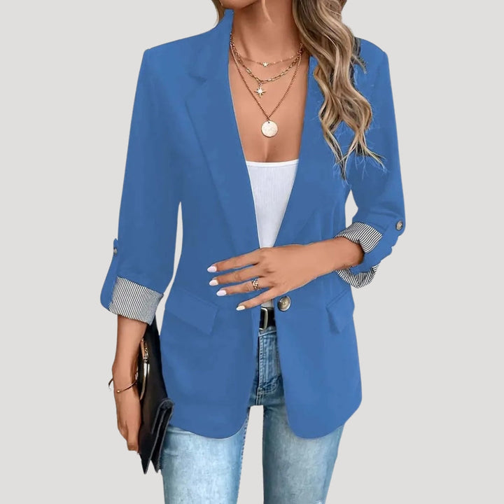 Modieuze damesblazer, perfect te combineren voor een officechic of casual look met getailleerde fit en opgerolde mouwen.
