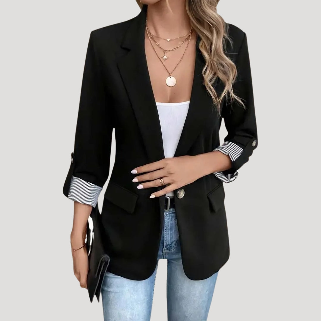 Close-up van elegante damesblazer met verfijnde kraag, getailleerd model en trendy opgerolde mouwen voor stijlvolle outfits.