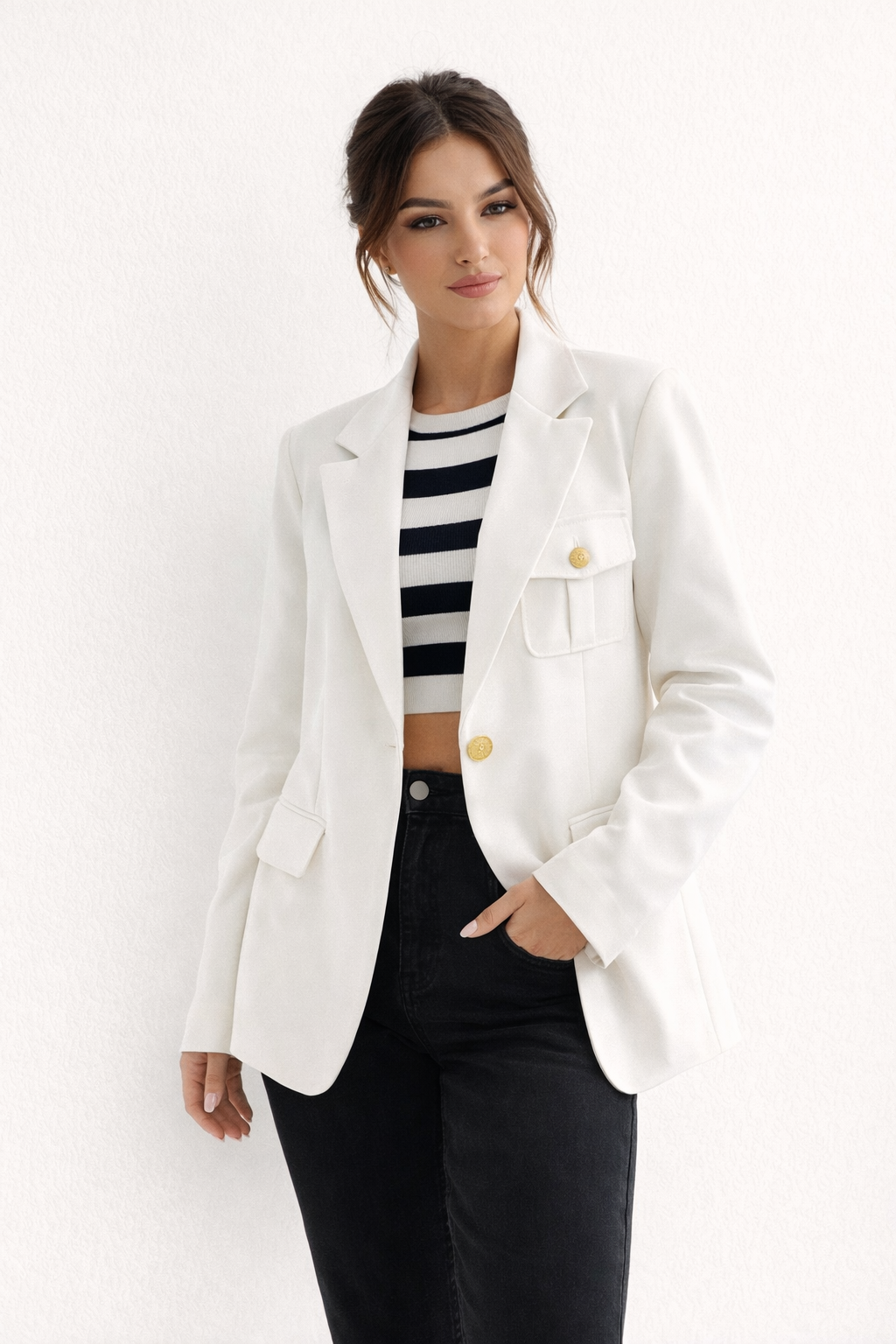 Rechte pasvorm damesblazer met klassieke revers. Deze modieuze blazer is perfect voor een professionele look.