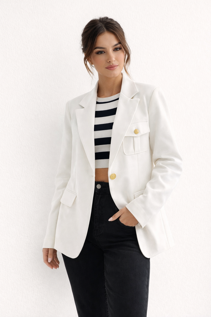 Rechte pasvorm damesblazer met klassieke revers. Deze modieuze blazer is perfect voor een professionele look.
