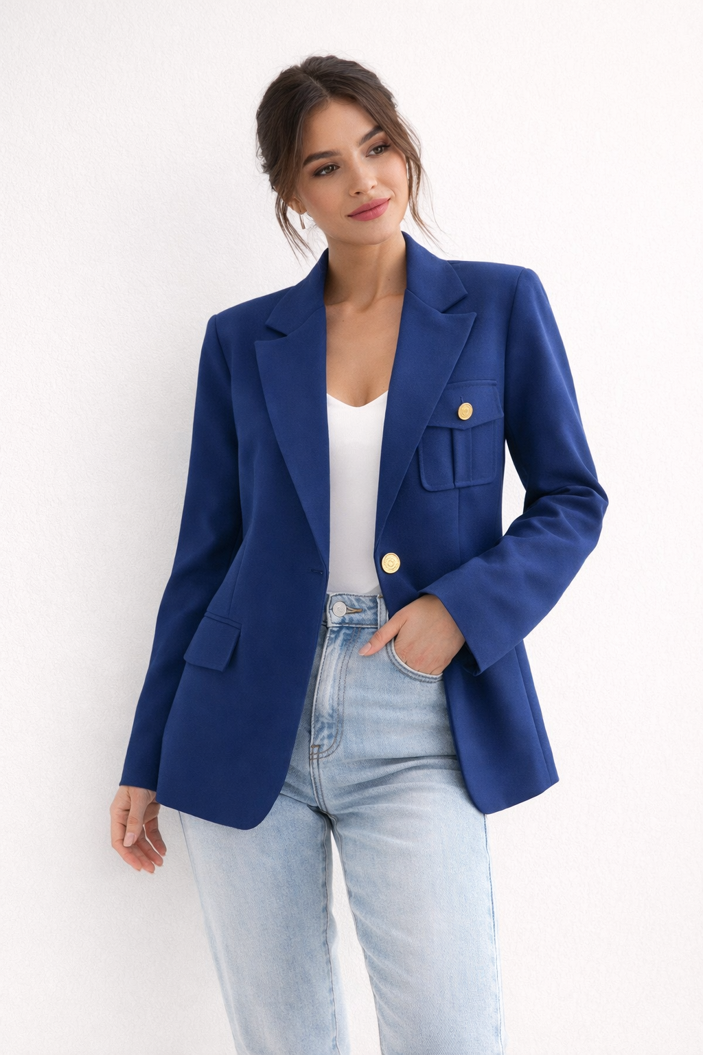 Modieuze damesblazer met kenmerkende revers en rechte pasvorm. Een elegante aanvulling op vrouwenkleding.