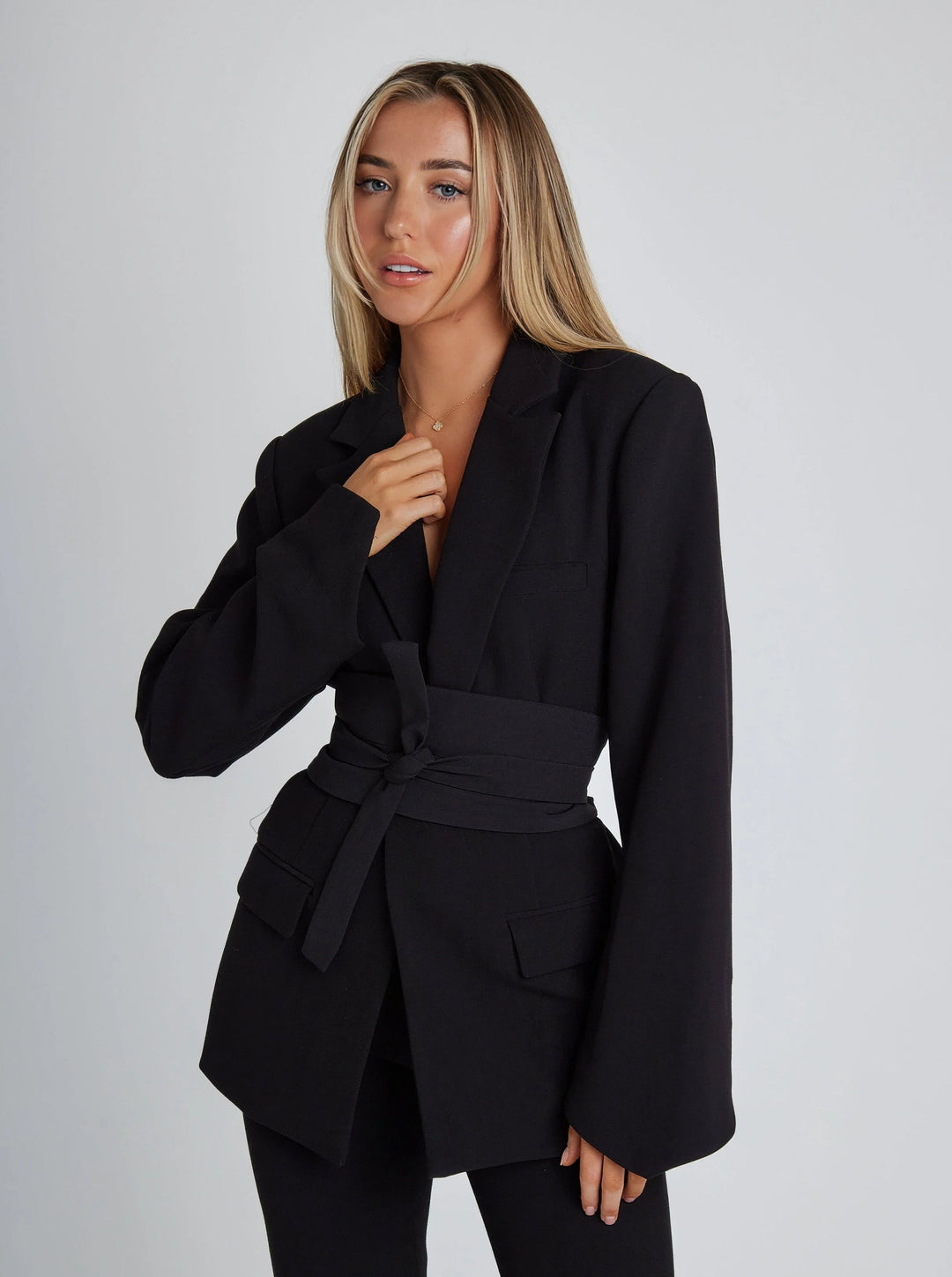 Elegante damesblazer met strikceintuur; getailleerd jasje, stijlvol voor zakelijk & casual mode.