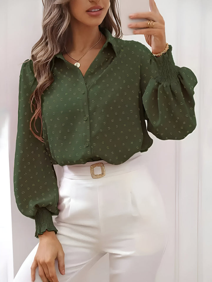 Elegante damesblouse met chique swiss dot patroon en stijlvolle lantaarnmouwen. Perfect voor casual of formeel.