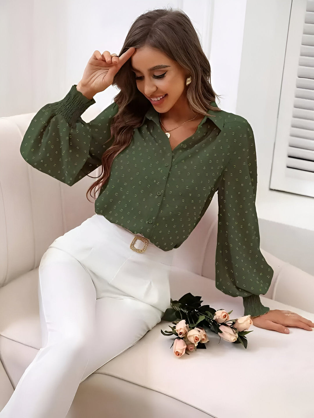 Comfortabele en veelzijdige damesblouse, met verfijnde swiss dot stof en modieuze lantaarnmouwen. Damesmode.