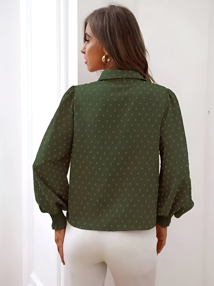 Stijlvolle lantaarnmouwen en het speelse swiss dot patroon van deze veelzijdige damesblouse. Chique uitstraling.