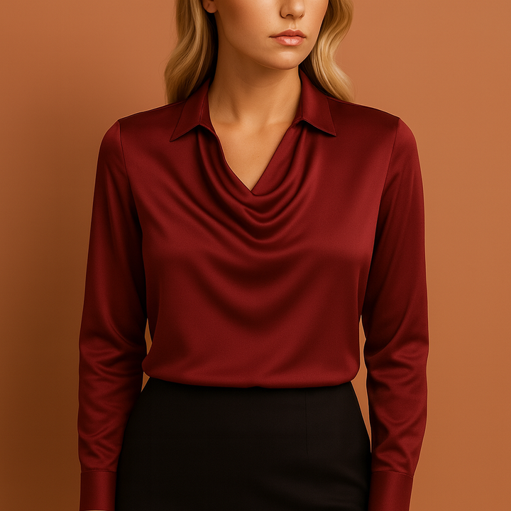 Gedetailleerde weergave van de gedrapeerde hals en lange mouwen op een modieuze damesblouse, ideaal voor kantoor.