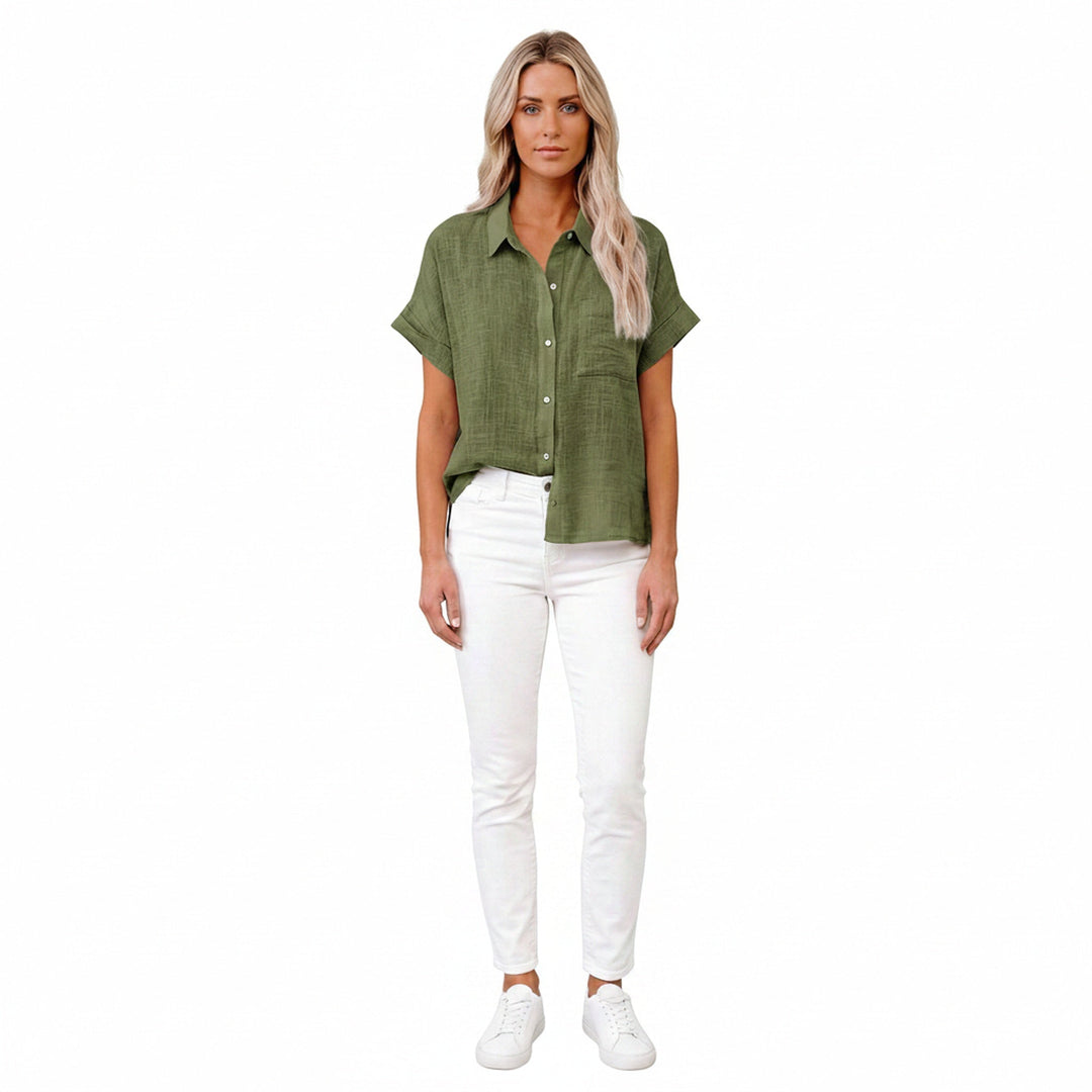 Elegante damesblouse met korte mouwen en klassieke kraag, perfect voor een modieuze zomerlook.