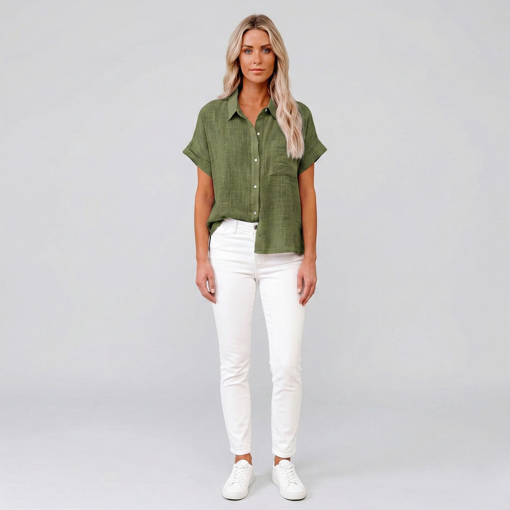 Casual damesblouse met ruime pasvorm en knoopsluiting, ideaal voor veelzijdige, comfortabele zomerdagen.