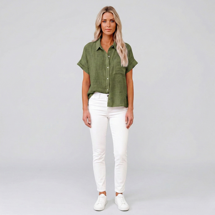 Casual damesblouse met ruime pasvorm en knoopsluiting, ideaal voor veelzijdige, comfortabele zomerdagen.