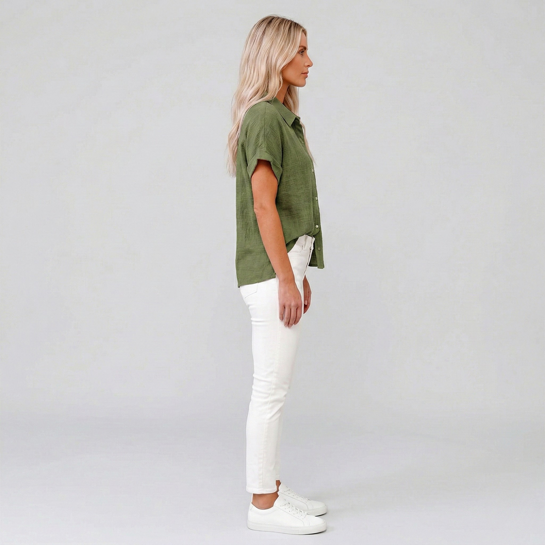 Modieuze klassieke damesblouse met korte mouw, elegant en veelzijdig voor zowel casual als zomerse outfits.