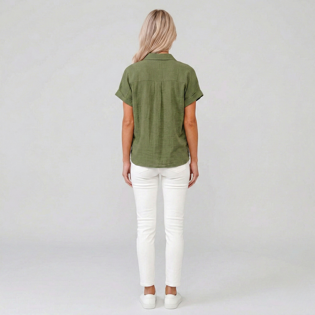 Klassieke damesblouse met korte mouw en knoopsluiting, een tijdloze en comfortabele keuze voor de zomer.