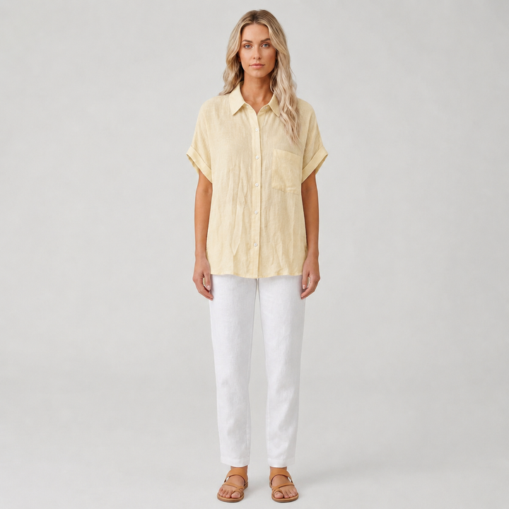 Veelzijdige damesblouse met korte mouw en klassieke kraag, een modieuze en comfortabele keuze voor de zomer.
