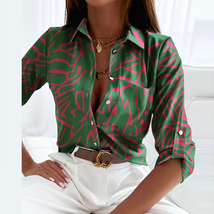 "Elegante damesblouse met omslagkraag, tijdloos design, flatteus en veelzijdig, past bij zowel casual als formele outfits."