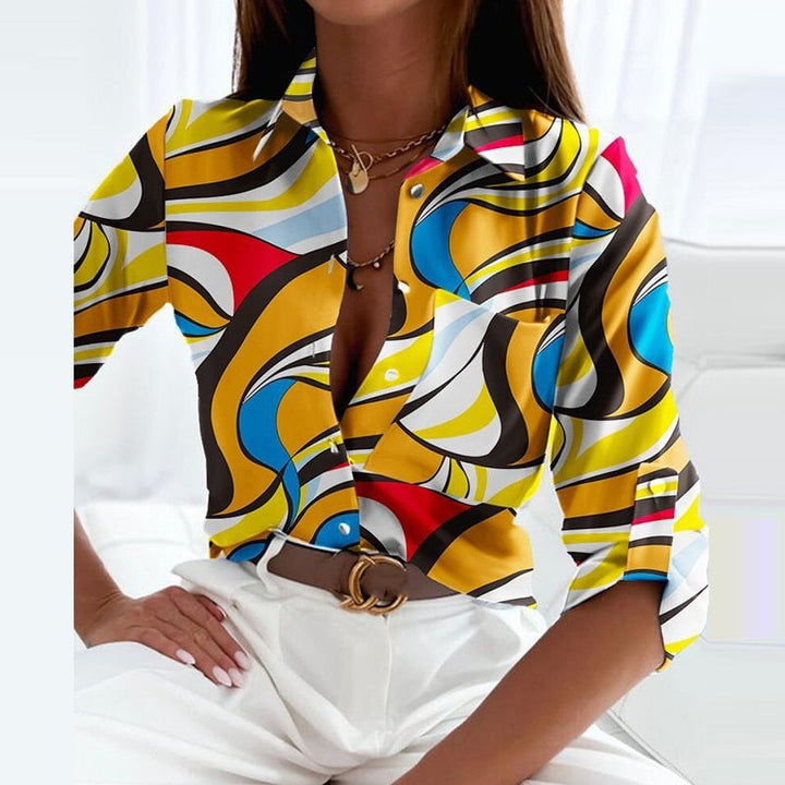 "Elegante damesblouse met omslagkraag, tijdloos design, flatteus en veelzijdig, past bij zowel casual als formele outfits."