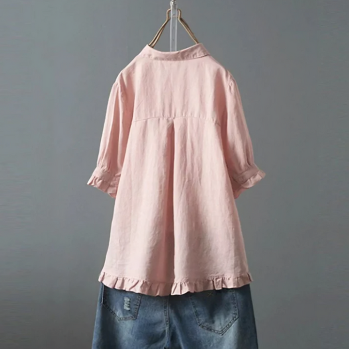 Casual damesmode blouse met speelse ruches en korte mouwen, ideaal voor een relaxte zomerse dag.