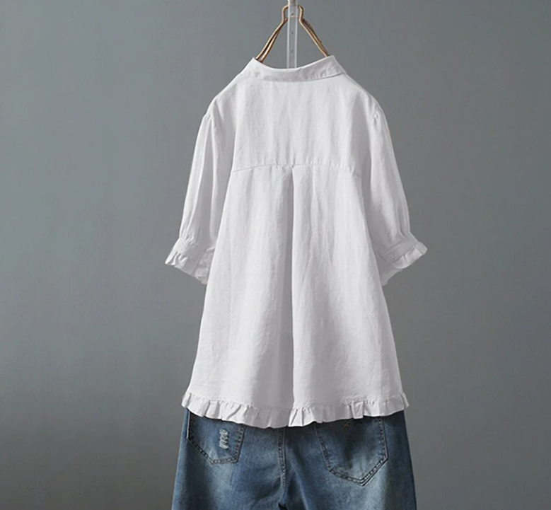 Detail van de modieuze ruche-zoom op deze comfortabele damesblouse met korte mouwen, een echte eyecatcher.