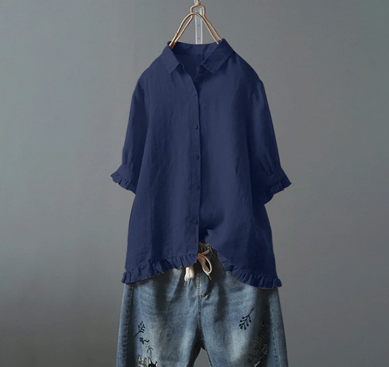 Model draagt een vrolijke damesblouse met korte mouwen en ruche-zoom, stijlvolle en comfortabele zomerkleding.