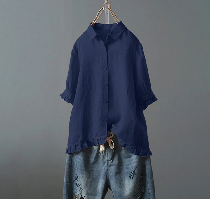 Model draagt een vrolijke damesblouse met korte mouwen en ruche-zoom, stijlvolle en comfortabele zomerkleding.