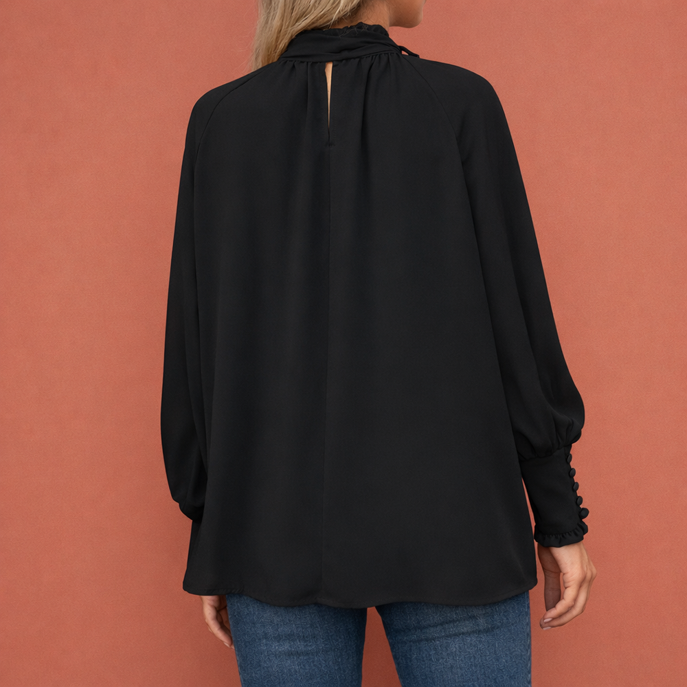 Stijlvolle rode strikblouse met losse pasvorm, perfect voor lente en herfst mode. Casual chique dameskleding.