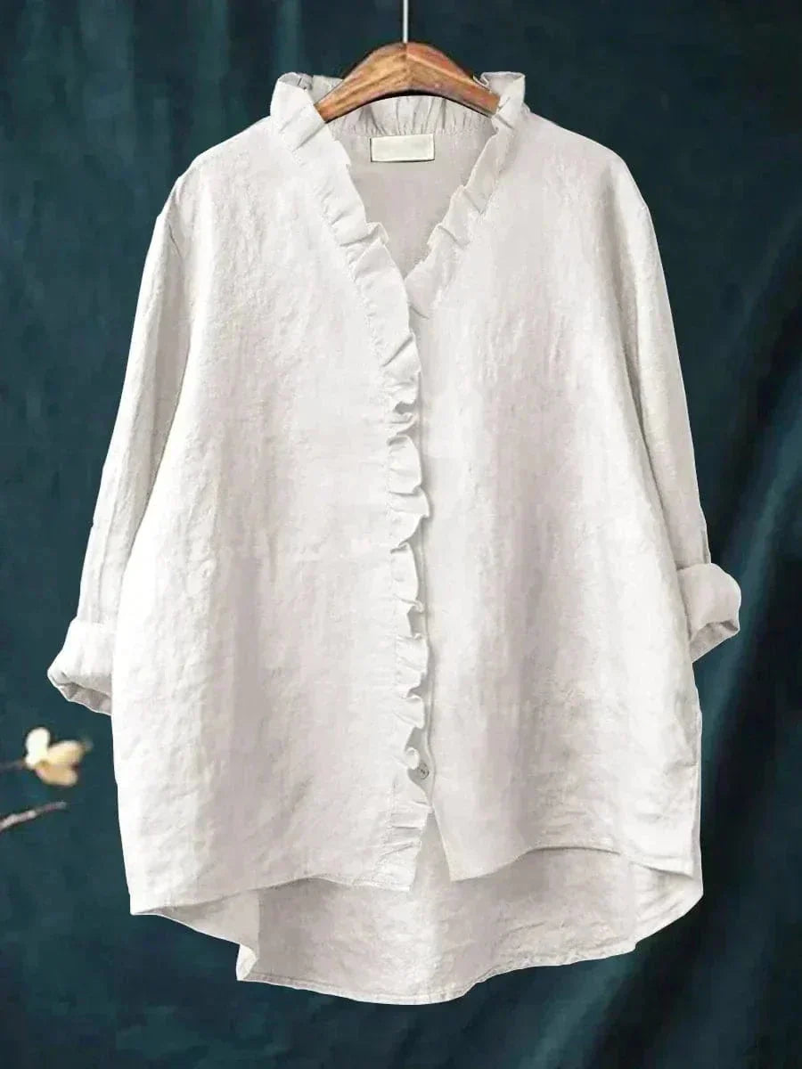 Zijaanzicht: Losvallende damesblouse met V-hals, ruches en lange mouwen, perfect voor een zomerse dag.