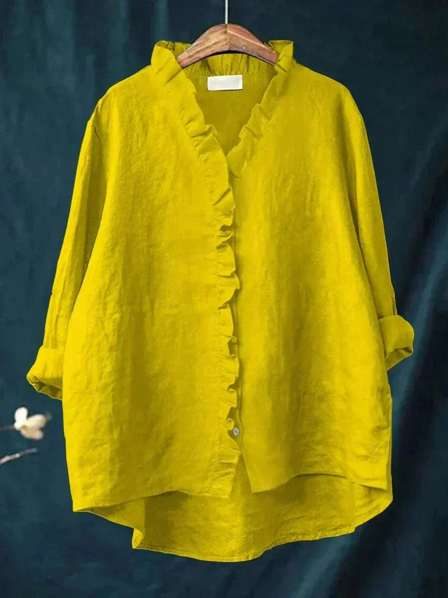 Damesblouse met V-hals, ruches en lange mouwen, casual gestyled voor een trendy en veelzijdige zomeroutfit.
