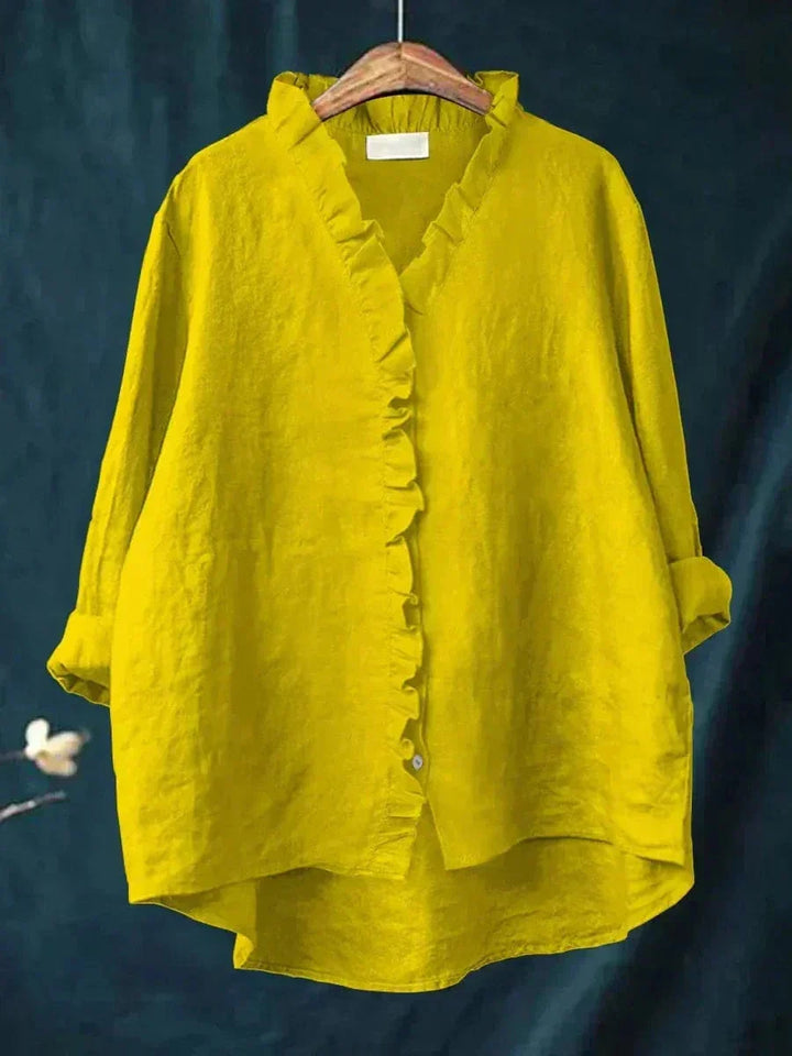 Damesblouse met V-hals, ruches en lange mouwen, casual gestyled voor een trendy en veelzijdige zomeroutfit.
