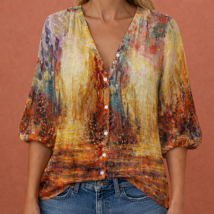 Modieuze damesblouse met stijlvolle print, diepe V-hals en knoopjes. Geschikt voor lente en zomer.