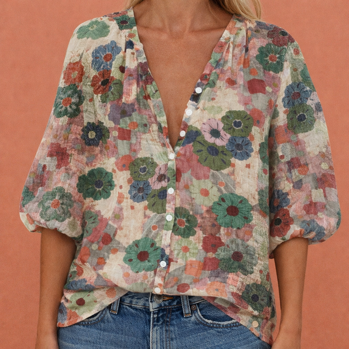 Chique geprinte dames top met V-hals en knoopjes, perfect voor een elegante of casual lente/zomer outfit.