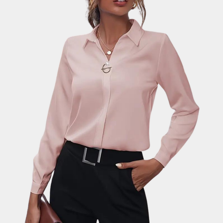 Modieuze damesblouse, comfortabel voor kantoor of casual lentemode. Tijdloze top voor elke gelegenheid.