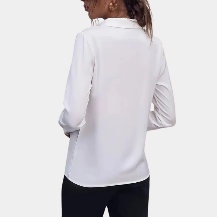 Stijlvolle damesblouse, elegant en tijdloos. Geschikt voor zakelijke bijeenkomsten en casual gelegenheden.