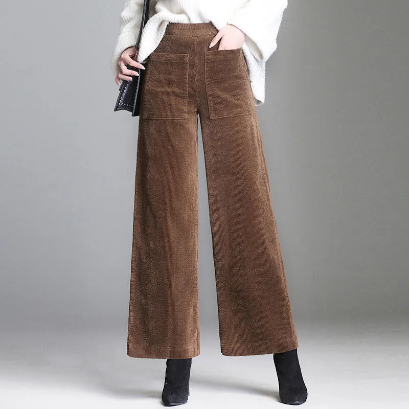 Elegante damesbroek met wijde pijpen, perfect voor een stijlvolle en comfortabele look. Luxueuze pasvorm.