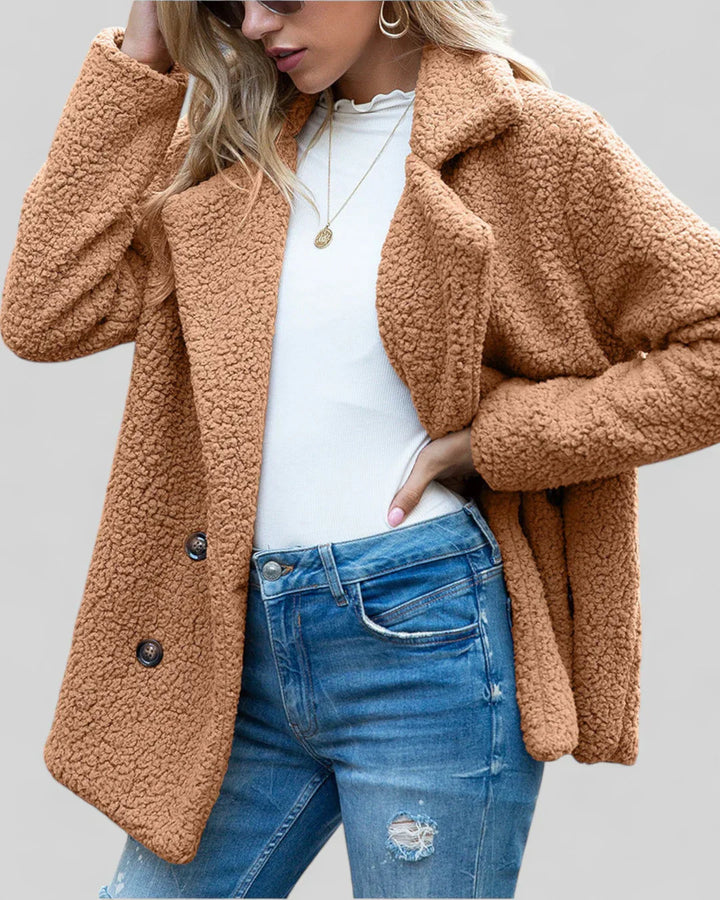"Elegante damesjas Genevieve, zacht en tijdloos design, diverse kleuren, geschikt voor casual en formele gelegenheden."