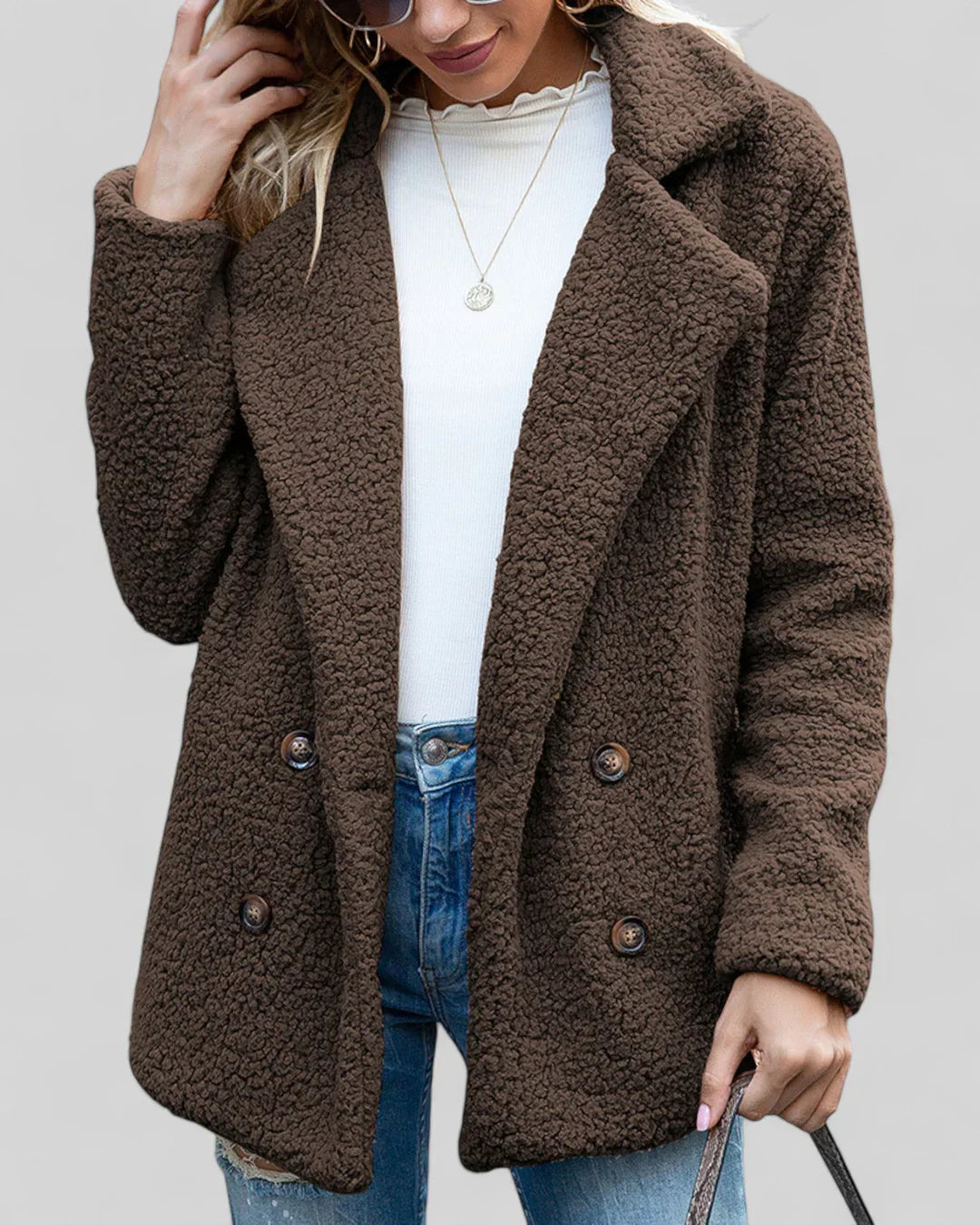 "Elegante damesjas Genevieve, zacht en tijdloos design, diverse kleuren, geschikt voor casual en formele gelegenheden."