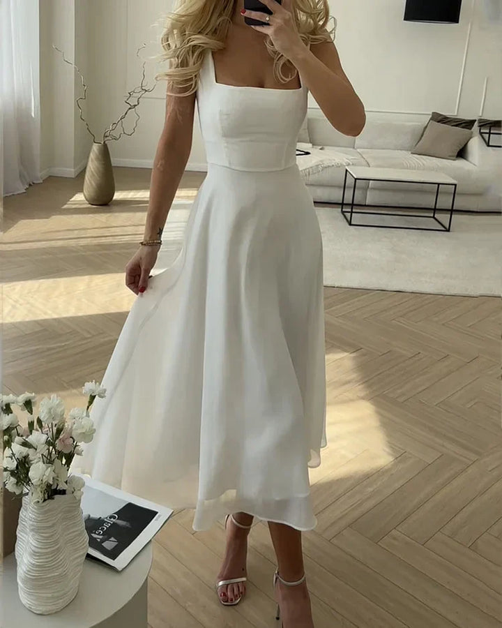 Elegante damesjurk met vierkante hals, luchtig en stijlvol voor zomerse dagen of een chique cocktailparty.