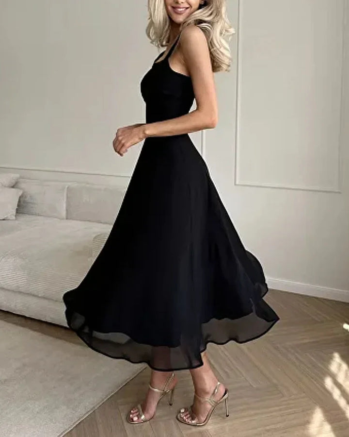 Moderne dames midi jurk met vierkante hals, luchtig design en perfect als veelzijdige zomer- of feestjurk.