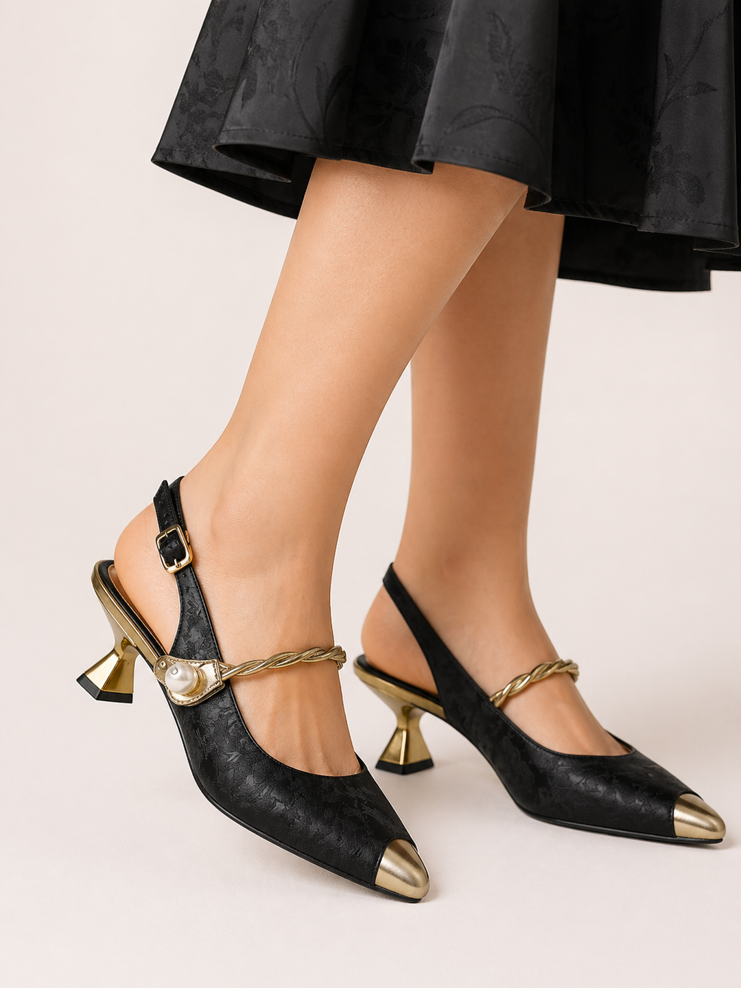 Elegante damesschoenen met lage hak en stijlvol wreefbandje; perfect voor kantoor of feest.