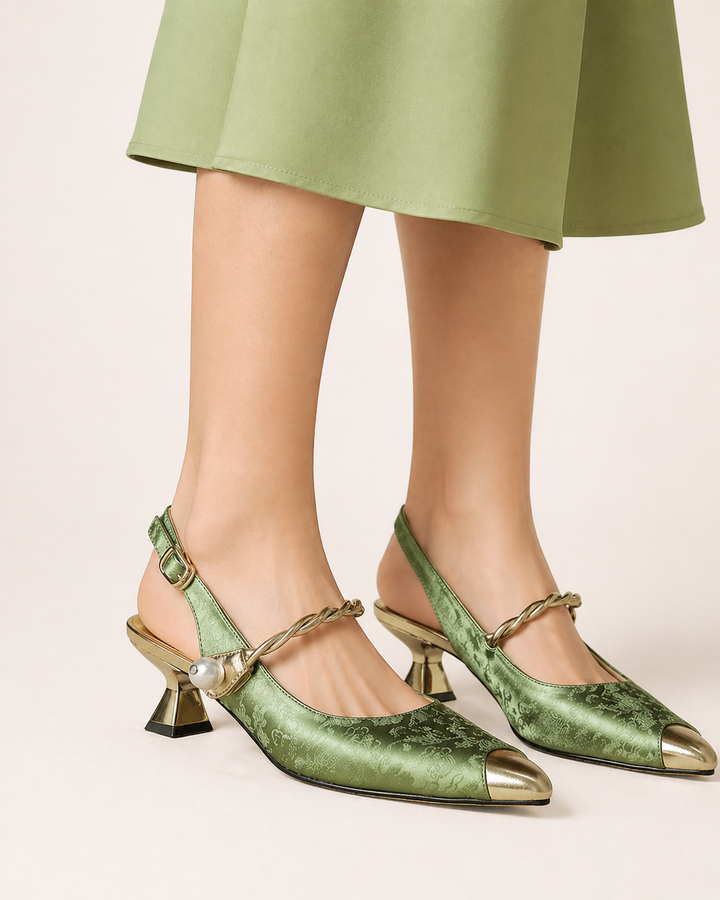 Groene damesschoenen met lage hak en wreefbandje; comfortabel en stijlvol voor elke gelegenheid.