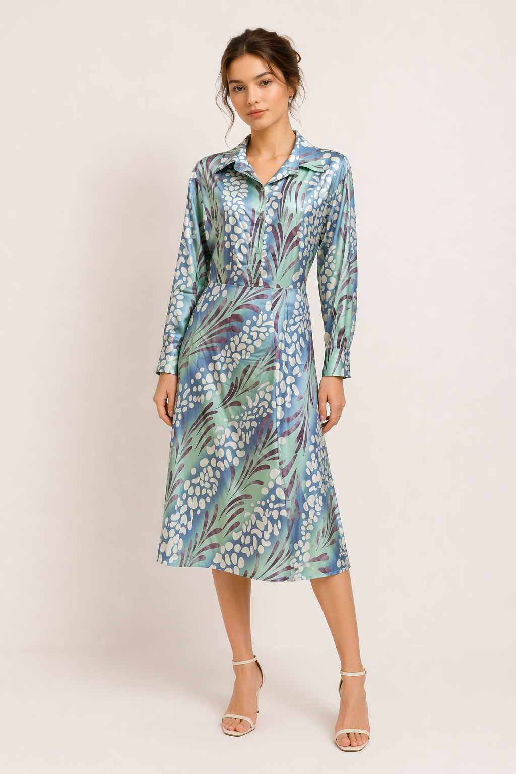 Modieuze dames outfit, bestaande uit blouse en rok met unieke print. Ideaal voor voorjaar en zomer. Vrouwenmode.