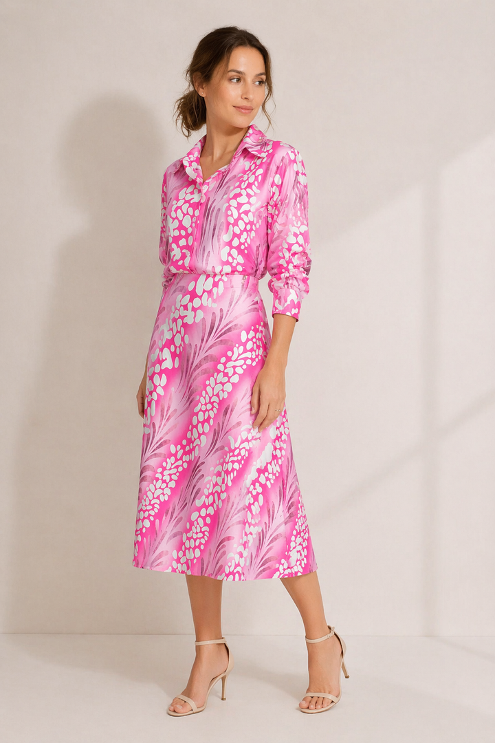 Stijlvolle damescombinatie: comfortabele blouse en rok met print. Perfecte outfit voor elke modieuze vrouw.