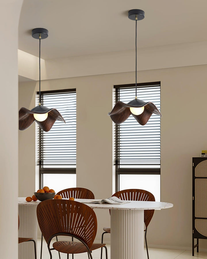 Elegante ElementBois hanglamp van hars en hout met lotusontwerp, straalt warme verlichting uit, ideaal voor elke ruimte.