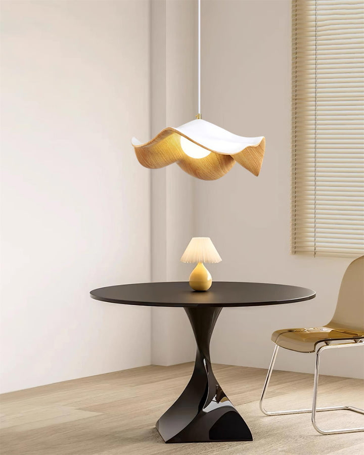 Elegante ElementBois hanglamp van hars en hout met lotusontwerp, straalt warme verlichting uit, ideaal voor elke ruimte.